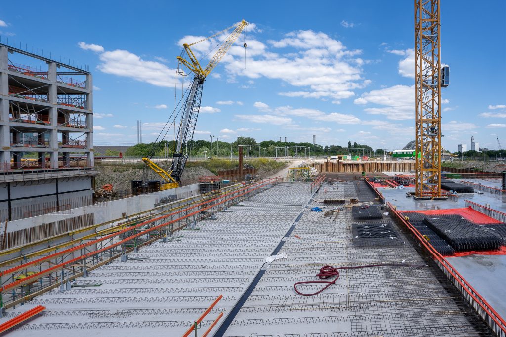 Overview over a building site under a clear sunny blue sky